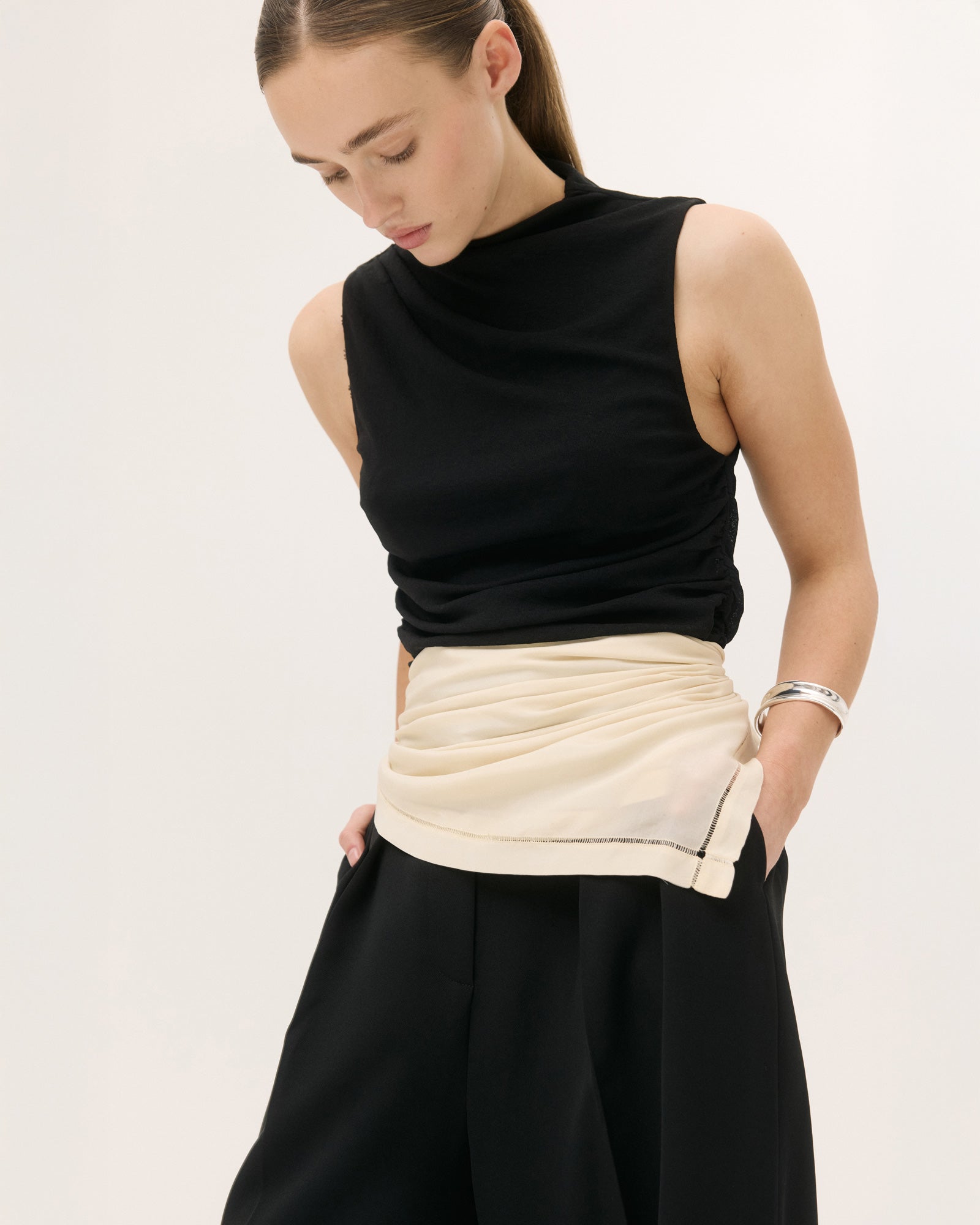 MA-JR_THE_MERIDIAN_COLLECTION_DAHLIAHTANK_black_3.jpg