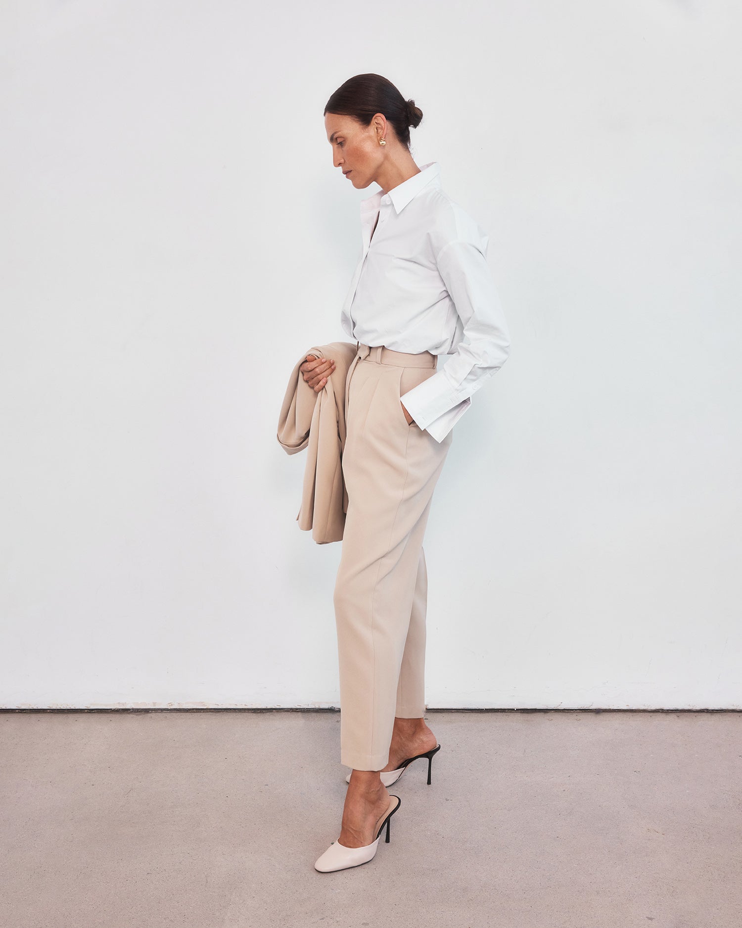 MAJR-Minimalistic-High-Waisted-Peg-Leg-Trousers-Taupe-Ecommerce3.jpg