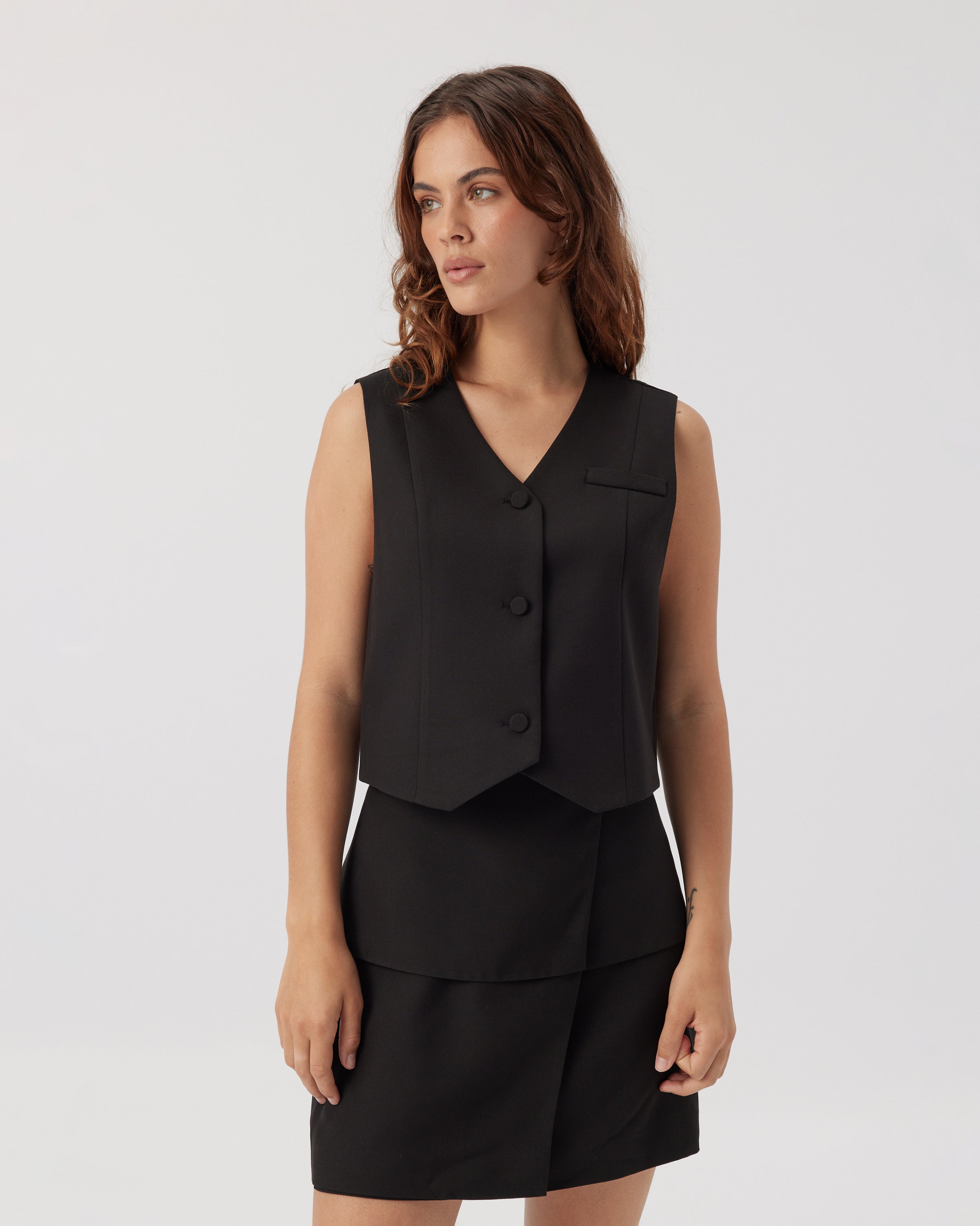 MAJR_Tailored_Vest_Black_Close_1b4d7a1f-ab28-41e1-a301-68f566b42d6e.jpg